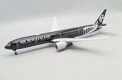 1:200 JC Wings Air New Zealand Boeing 777-300ER Passenger Airplane Diecast Model