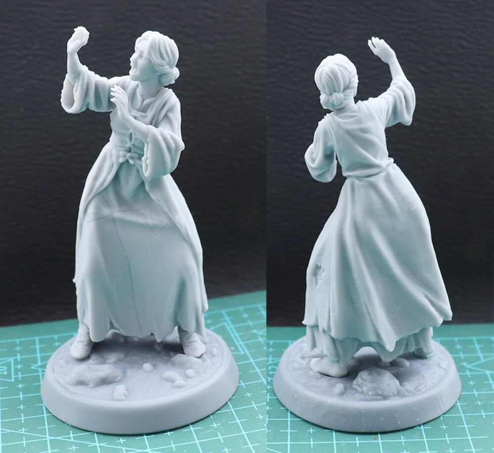 1/24 resin figures model A Scared Woman Unassembled Unpainted
