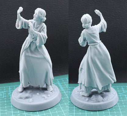 1/24 resin figures model A Scared Woman Unassembled Unpainted