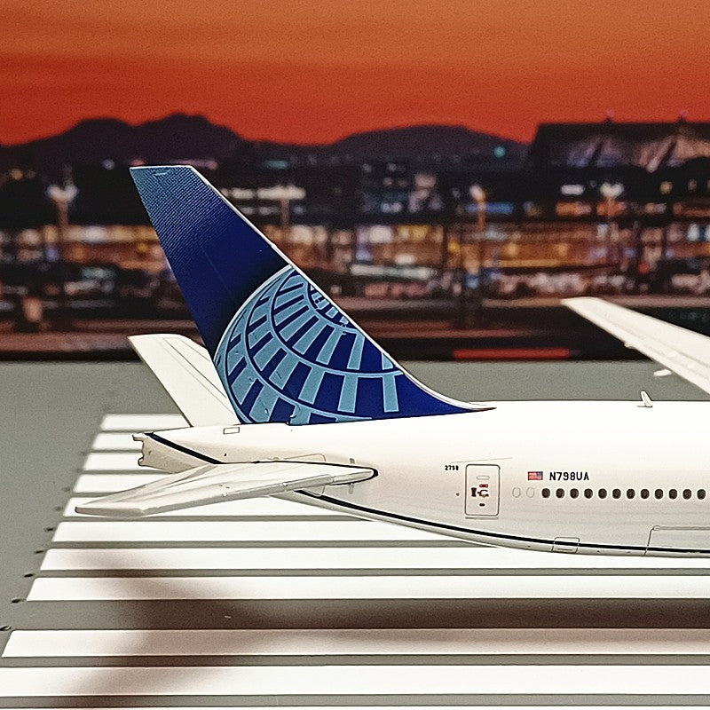 1:400 Geminijets United Airlines B777-200ER Passenger Airplane Diecast Model
