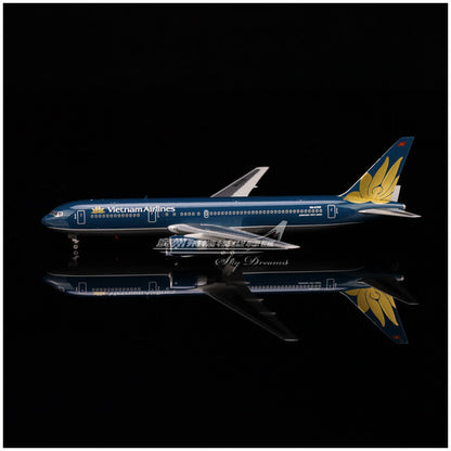 1:400 Phoenix Vietnam Airlines BOEING 767-300ER Passenger Airplane Diecast Model
