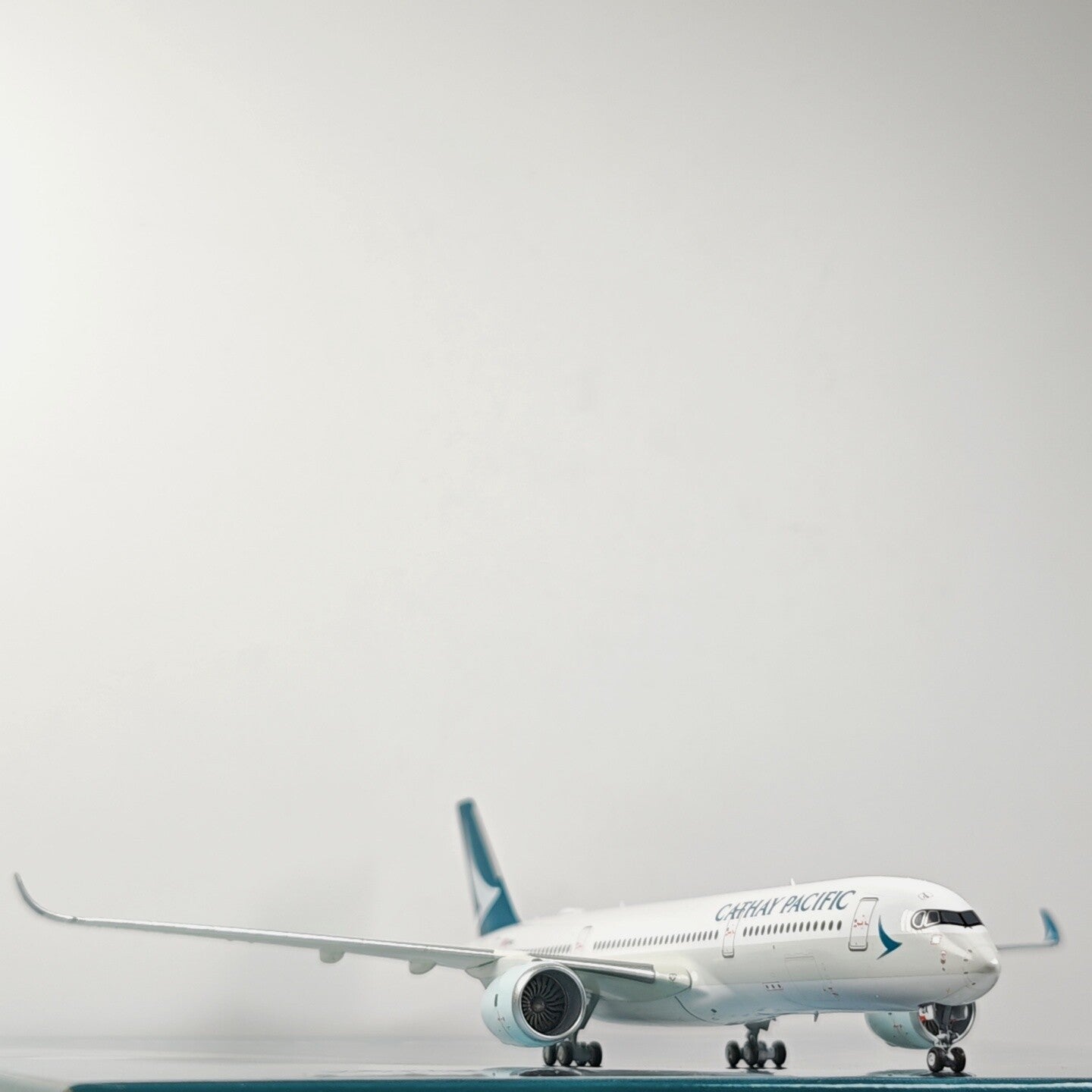 1:400 NG Model CATHAY PACIFIC AIRBUS A350-900 Airplane Diecast Aircraft Model