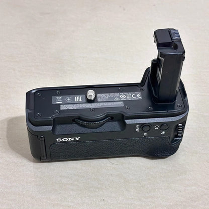 Sony VG-C2EM Battery Grip for A7II/A7rII/A7sII – Dual NP-W50, Vertical Controls