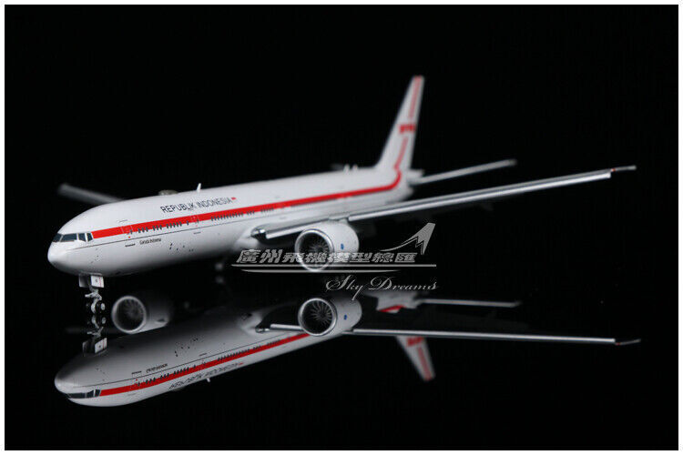 1:400 JC Wings Garuda INDONESIA BOEING 777-300ER Plane Flap Down Diecast Model