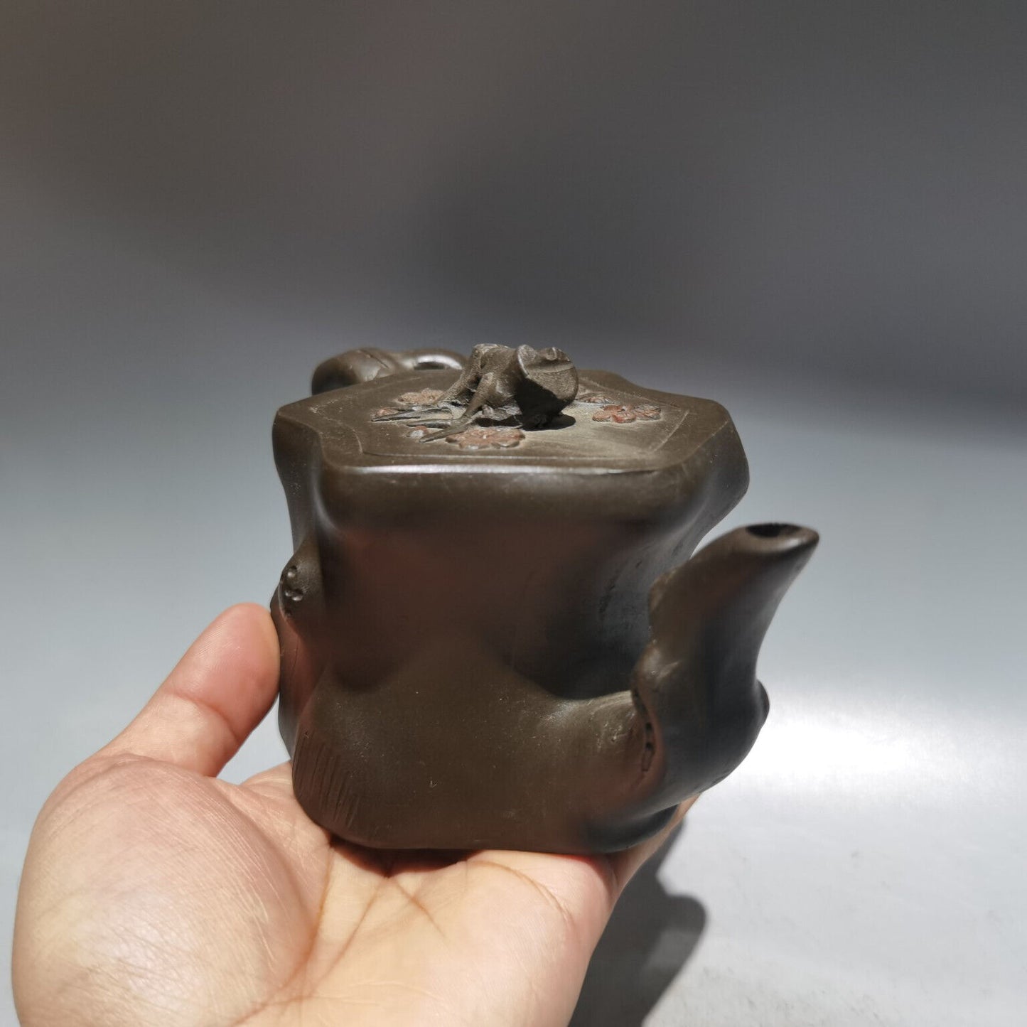 Chinese Yixing Zisha Clay Handmade Exquisite Teapot （树桩壶 底款：周桂珍)