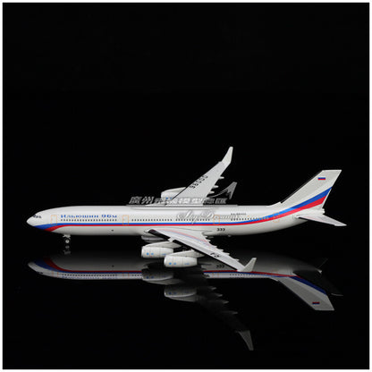 1:400 Phoenix Ilyushin Ilyushin Il-96-400 Passenger Airplane Diecast Plane Model