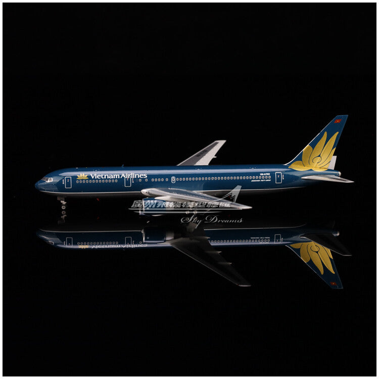 1:400 Phoenix Vietnam Airlines BOEING 767-300ER Passenger Airplane Diecast Model