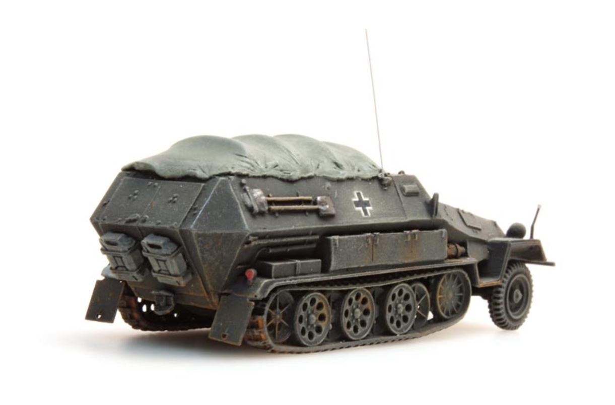 ARTITEC WWII GERMAN Sd.Kfz. 251/8B with tarpaulin gray 1/87 FINISHED MODEL TANK
