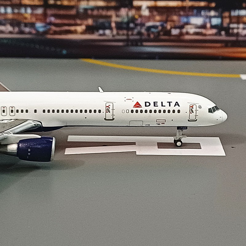 1:400 Geminijets Delta Air Lines B757-300W Passenger Airplane Diecast Model