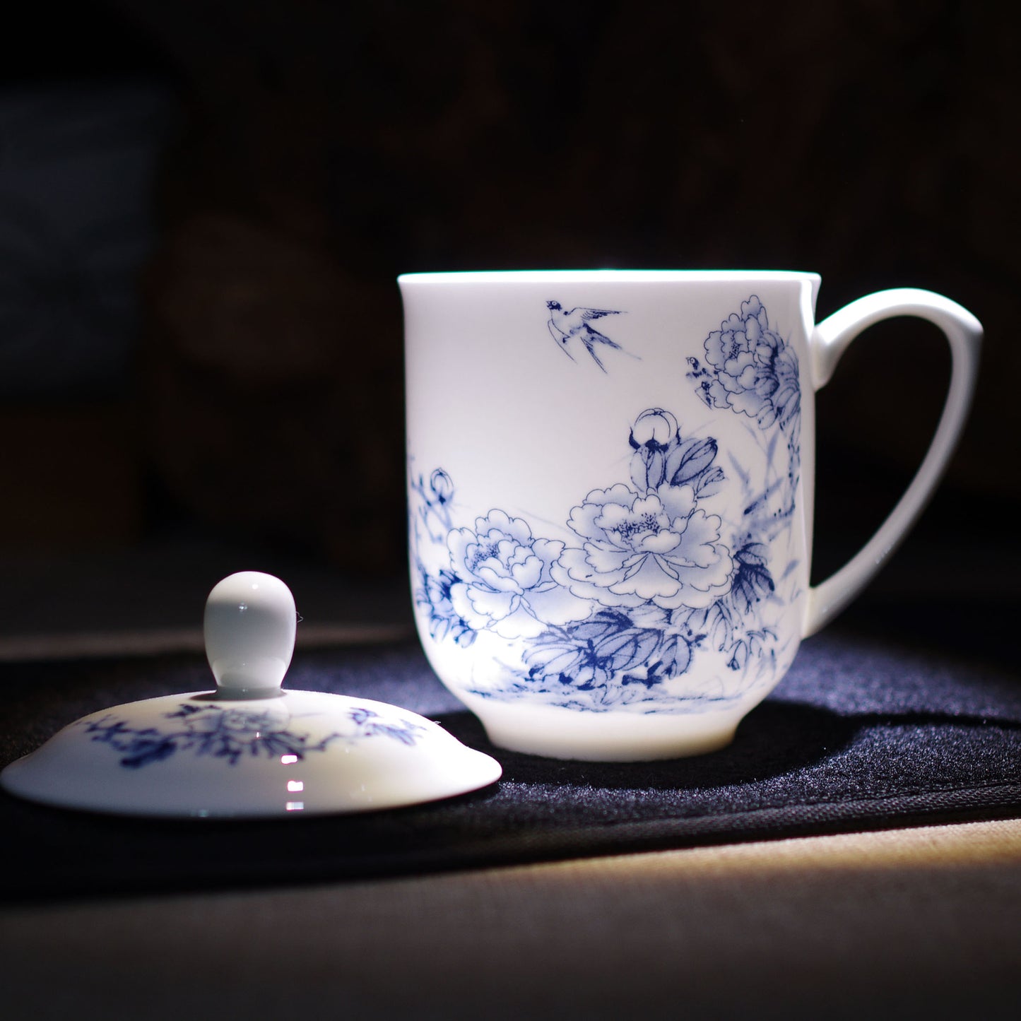 Jingdezhen Blue and White Bone Porcelain Cup Ceramic Tea Cup with Handle Lid