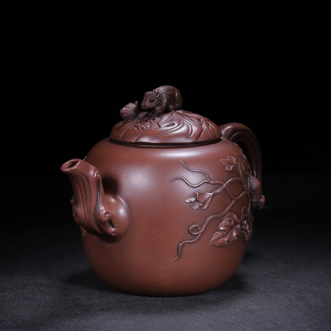 Chinese Yixing Zisha Clay Handmade Exquisite Teapot（松鼠葡萄 底款：金鼎商标）