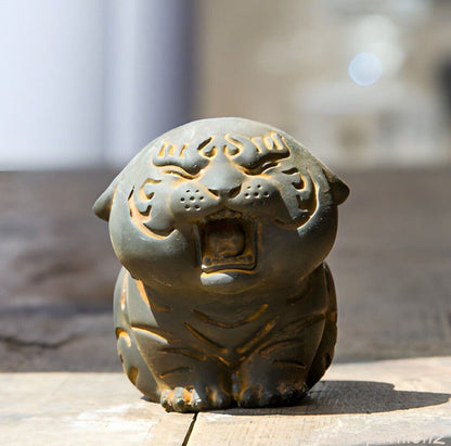 Chinese Iron Rust Cast Cute Tiger Statue Zodiac Tiger Table Tea Pet Decor