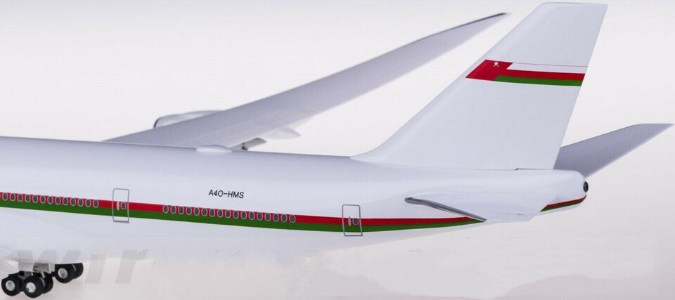 1:200 38CM Hogan Oman BOEING 747-8 Passenger Airplane ABS Plastic Aircraft Model