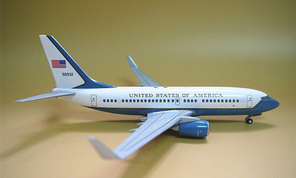 1:200 HOGAN UNITED STATES OF AMERICA B737-700 Passenger Plane ABS Plastic Model