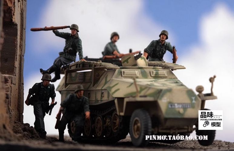 1/72 German Sd.Kfz.251 Vehicle Mounted Combat Position 5 Troops (without tanks)