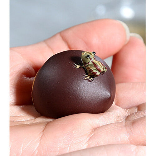 1.3“Tea Pet Yixing Zisha Purple Clay Chestnut Frog Statue Small Water Spray