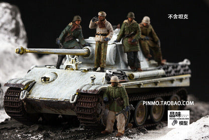 1/72 Winter Tank Carrying Soldiers 5 Soldiers Model