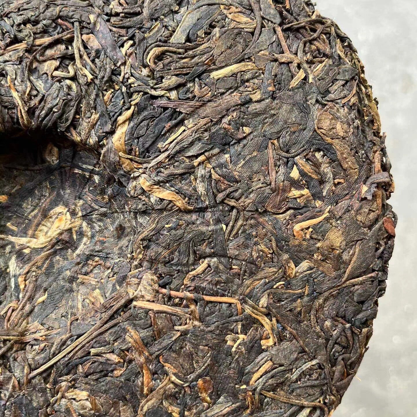 2004 Yunnan Pu-erh Tea Lao Ban Zhang Raw Puerh Tea Cake Wild Tree Pu'er Tea 357g