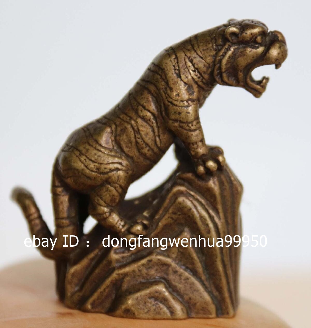 China Old Copper Bronze Handmade Feng Shui Mountain Tiger Small Statue WM17