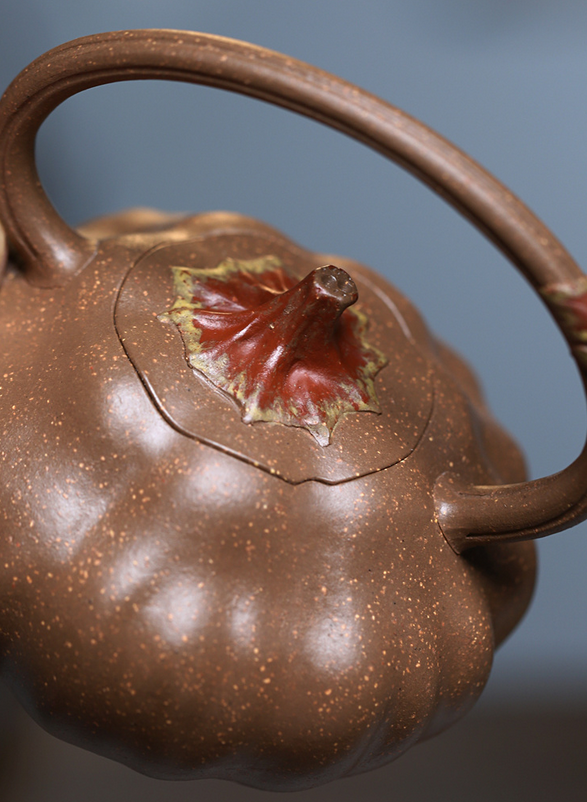 Chinese Yixing Zisha Clay Handmade Exquisite Teapot （荸荠提梁 底款：史庆红）