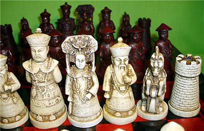 Collectibles Vintage 32 chess set with wooden Coffee table