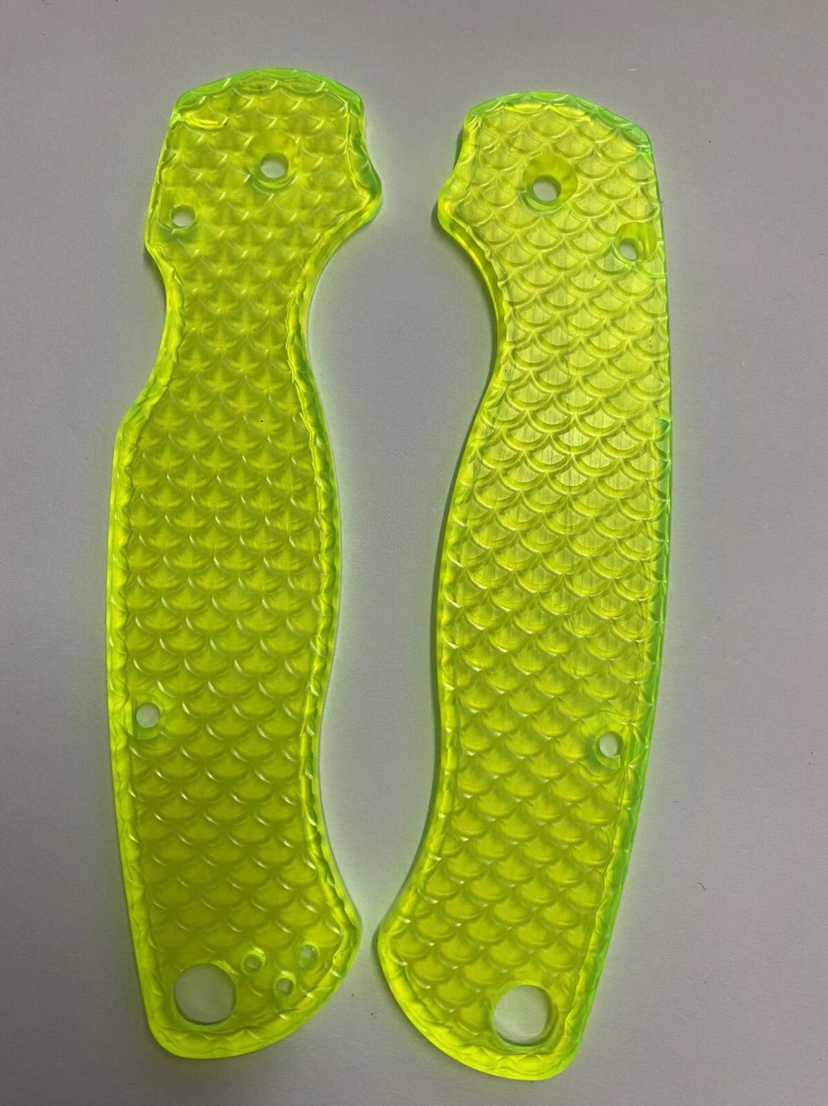 1 Pair Fluorescent Green Fish Scale Pattern Acrylic Scales for Spyderco C81
