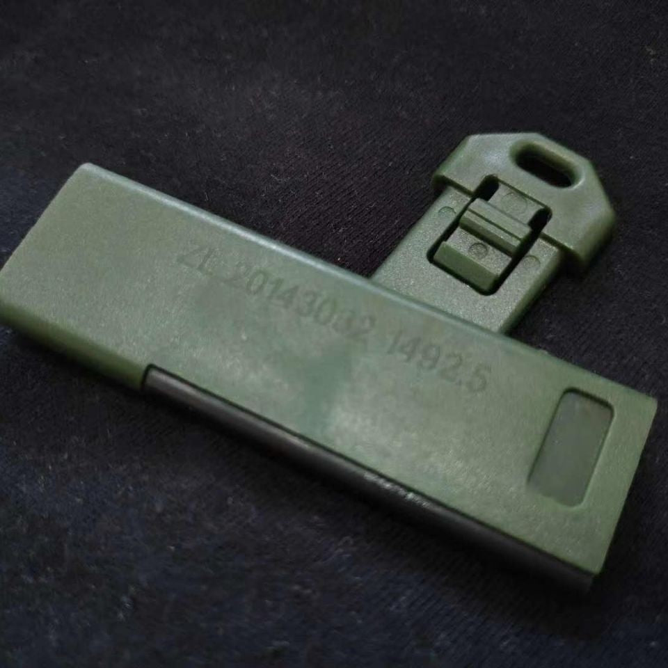 Military Green Magnesium Fire Starter with Whistle for Outdoor Survival