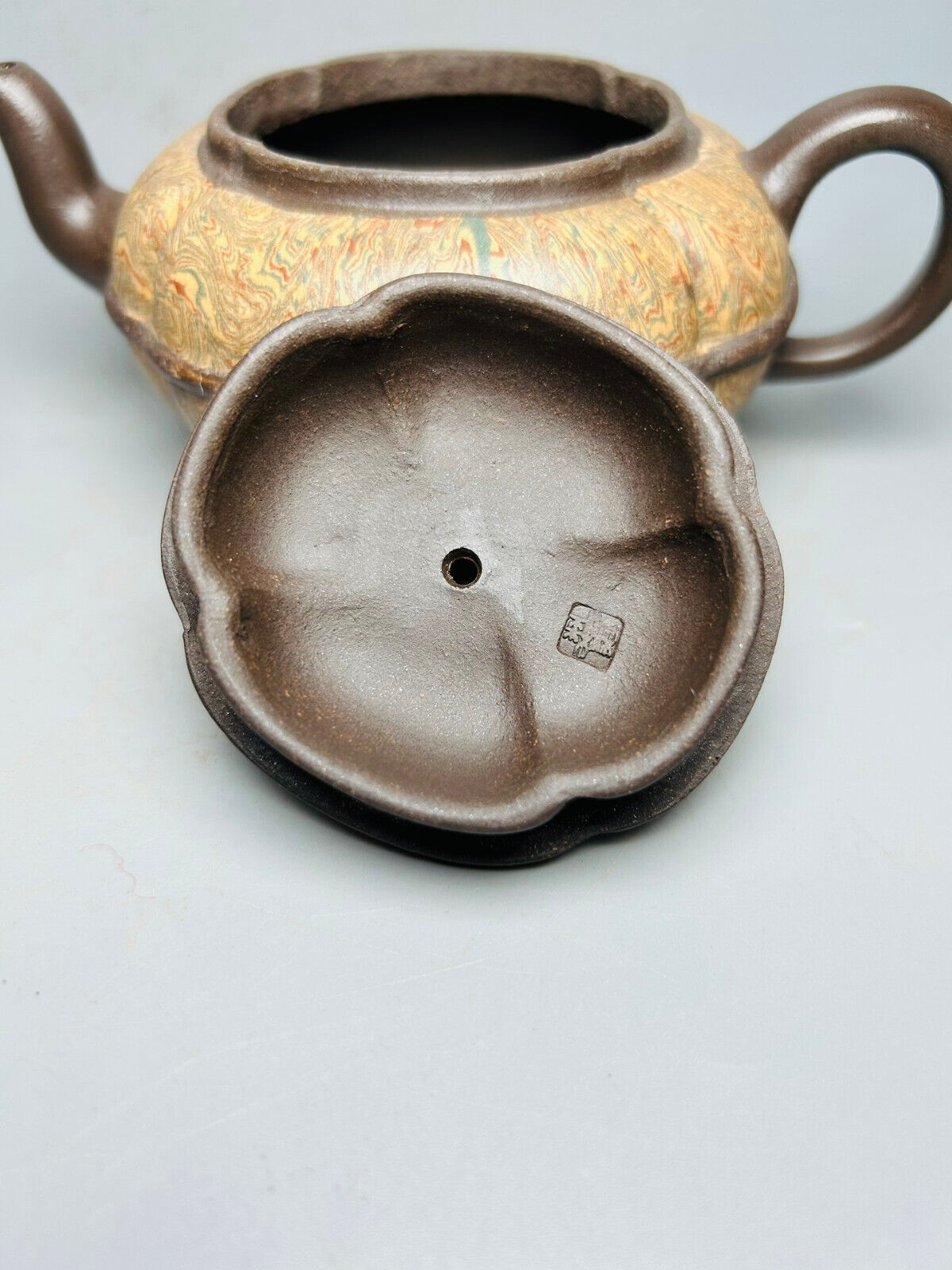 Chinese Yixing Zisha Clay Handmade Exquisite Teapot （筋纹线圆 底款：金顶商标）