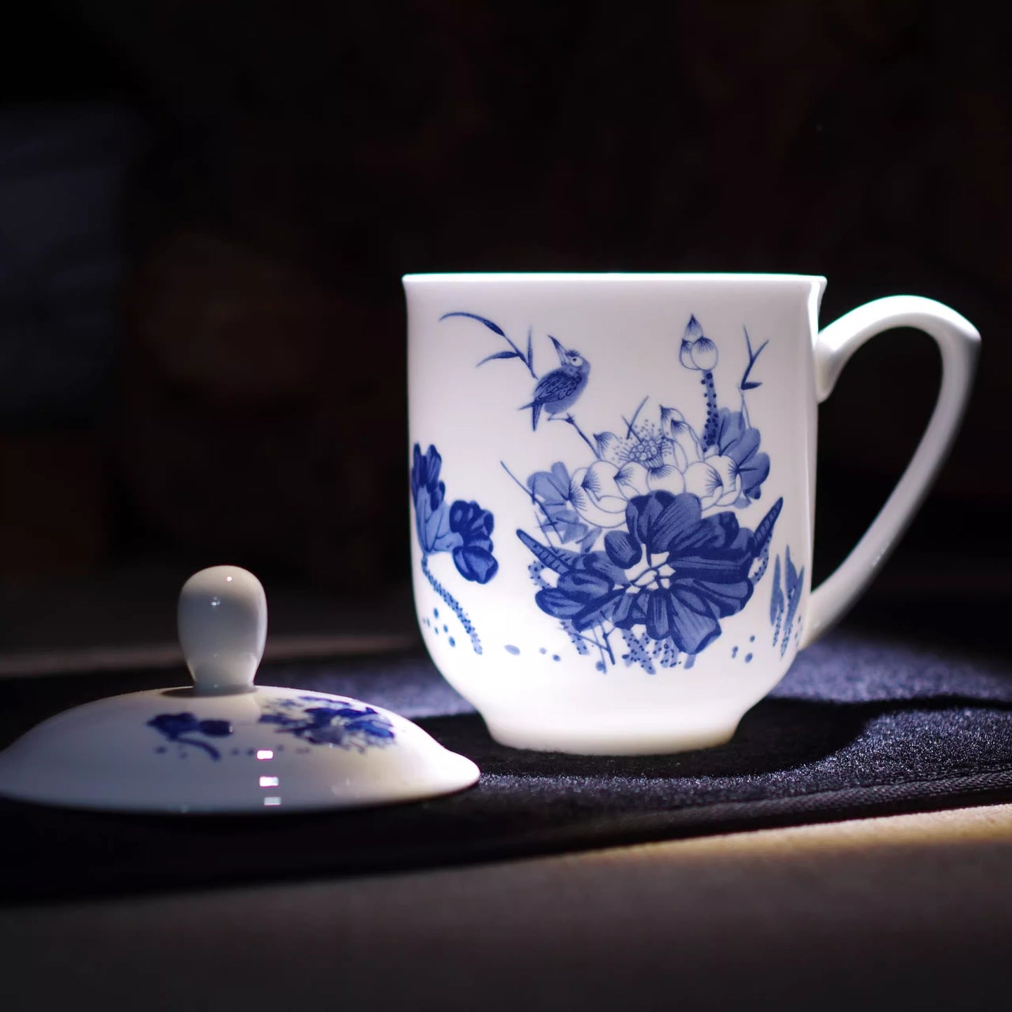 Jingdezhen Blue and White Bone Porcelain Cup Ceramic Tea Cup with Handle Lid