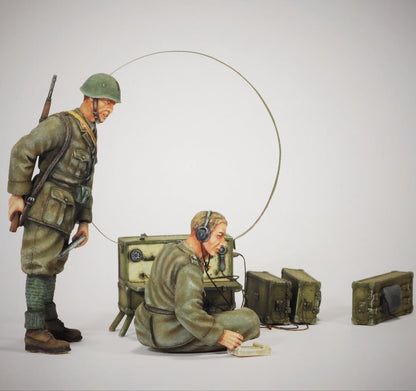1/35 Resin Figures model WW II Signalman soldiers 2 men Unassembled Unpainted