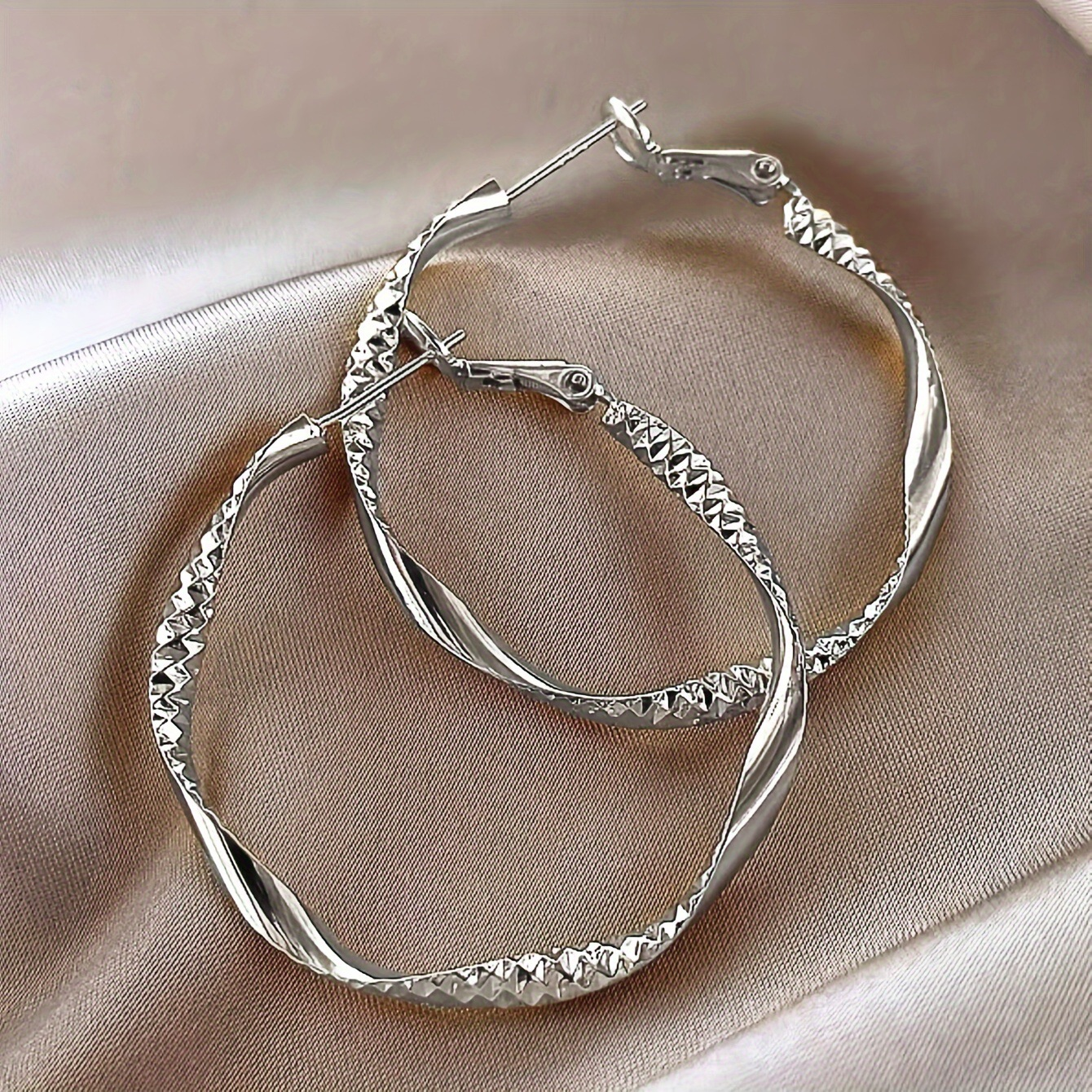 1 Pair Fashionable Gold Circle Earrings Textured Twist Design Hoop Earrings
