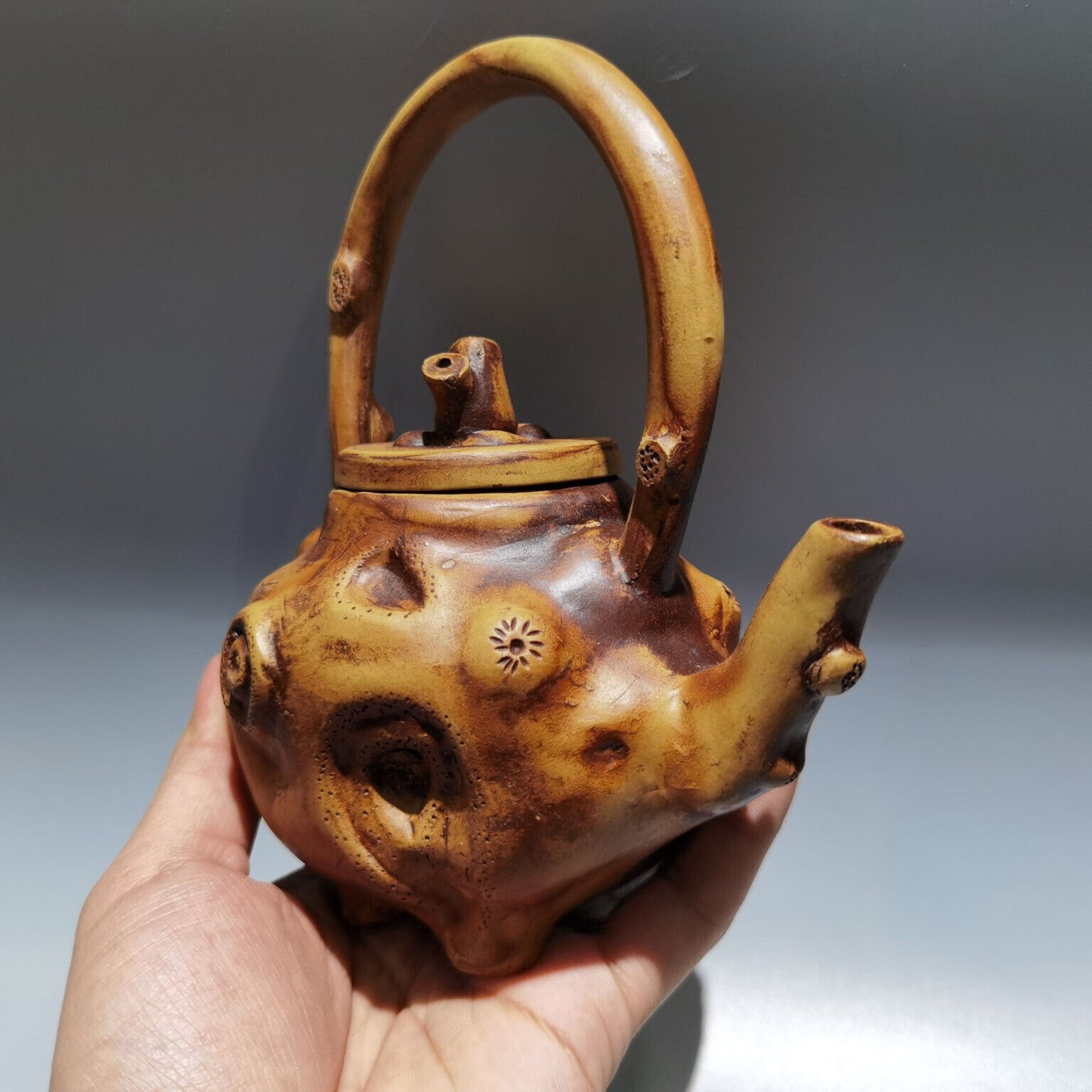 Chinese Yixing Zisha Clay Handmade Exquisite Teapot（供春提梁 底款：供春）