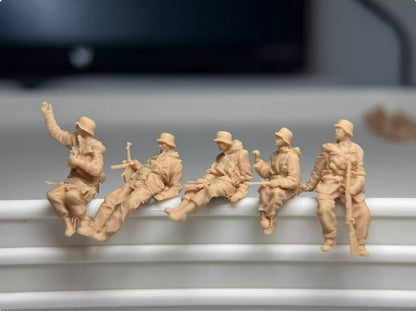 1/72/48/35/87/100/144 World War II Winter Sitting Tank Troops 13 Person Group