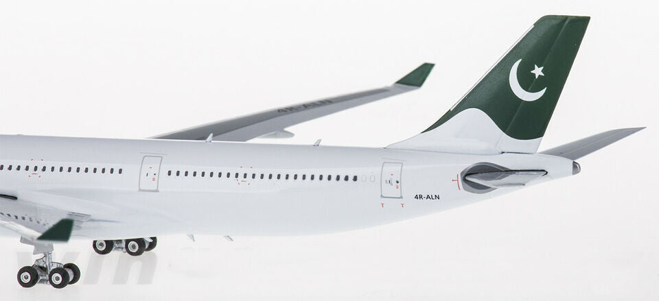 1:400 Phoenix PIA PAKISTAN AIRBUS A330-300 Passenger Airplane Diecast Model