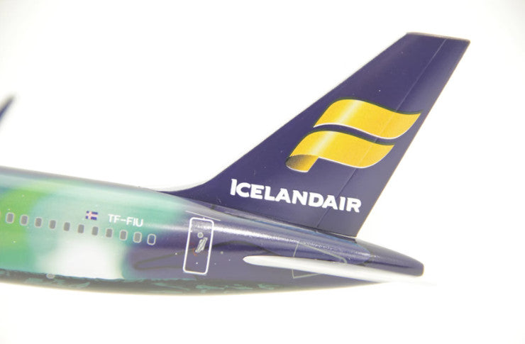 1:150 32CM RISESOON ICELANDAIR BOEING 757-200 Passenger Plane ABS Plastic Model