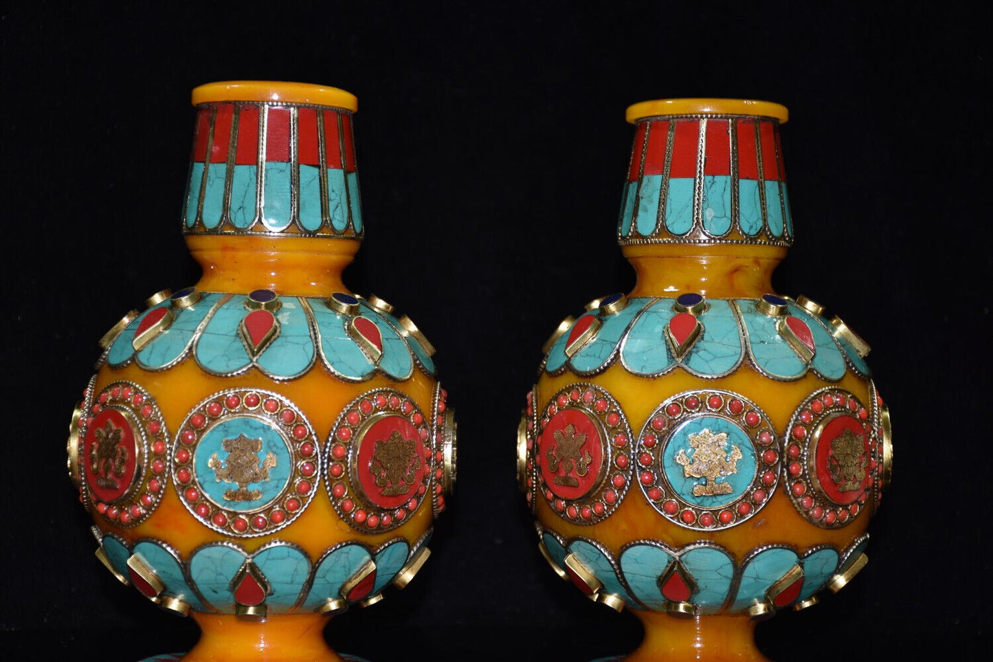 Collect a pair of Tibetan old honey wax inlaid turquoise gemstone vases