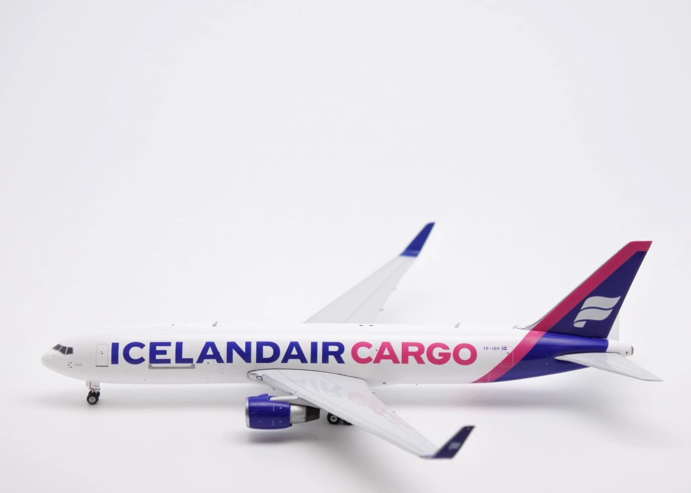 1:400 Phoenix ICELANDAIR CARGO BOEING 767-300ER Aircraft Diecast Airplane Model