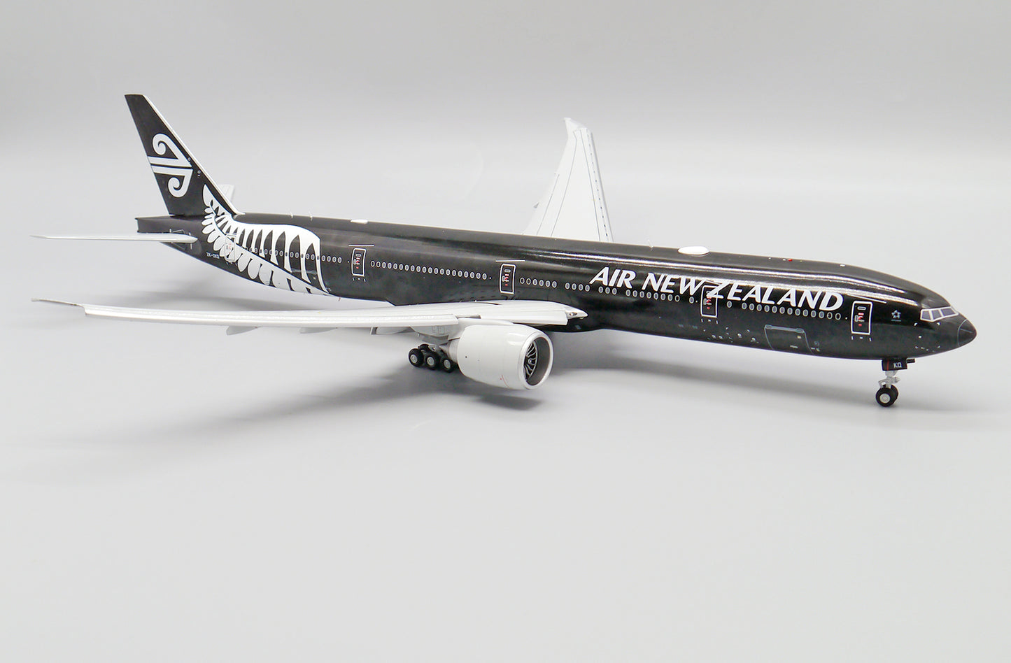1:200 JC Wings Air New Zealand Boeing 777-300ER Passenger Airplane Diecast Model
