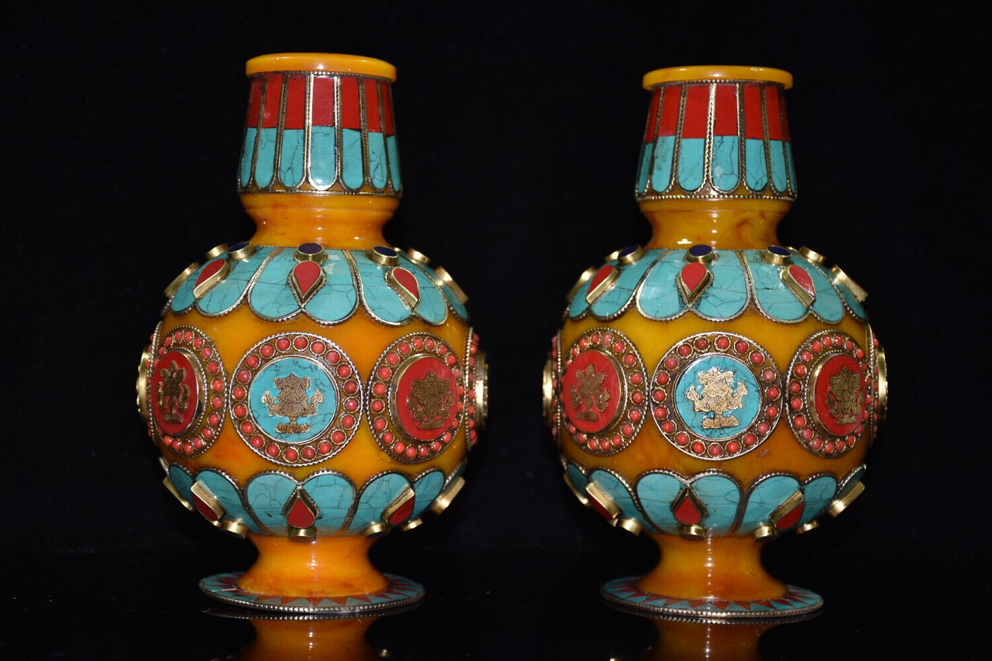 Collect a pair of Tibetan old honey wax inlaid turquoise gemstone vases
