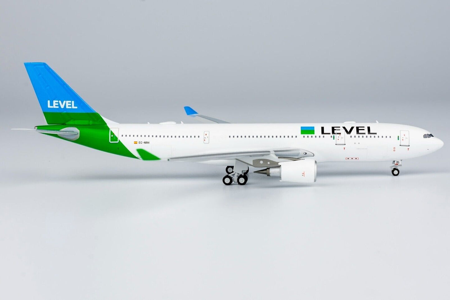 1:400 NG Model LEVEL AIRBUS A330-200 Passenger Airplane Diecast Aircraft Model