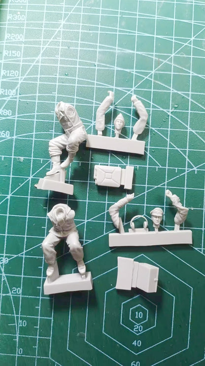 1:35 resin figure model Four German tank soldiers during WW II Unassembled