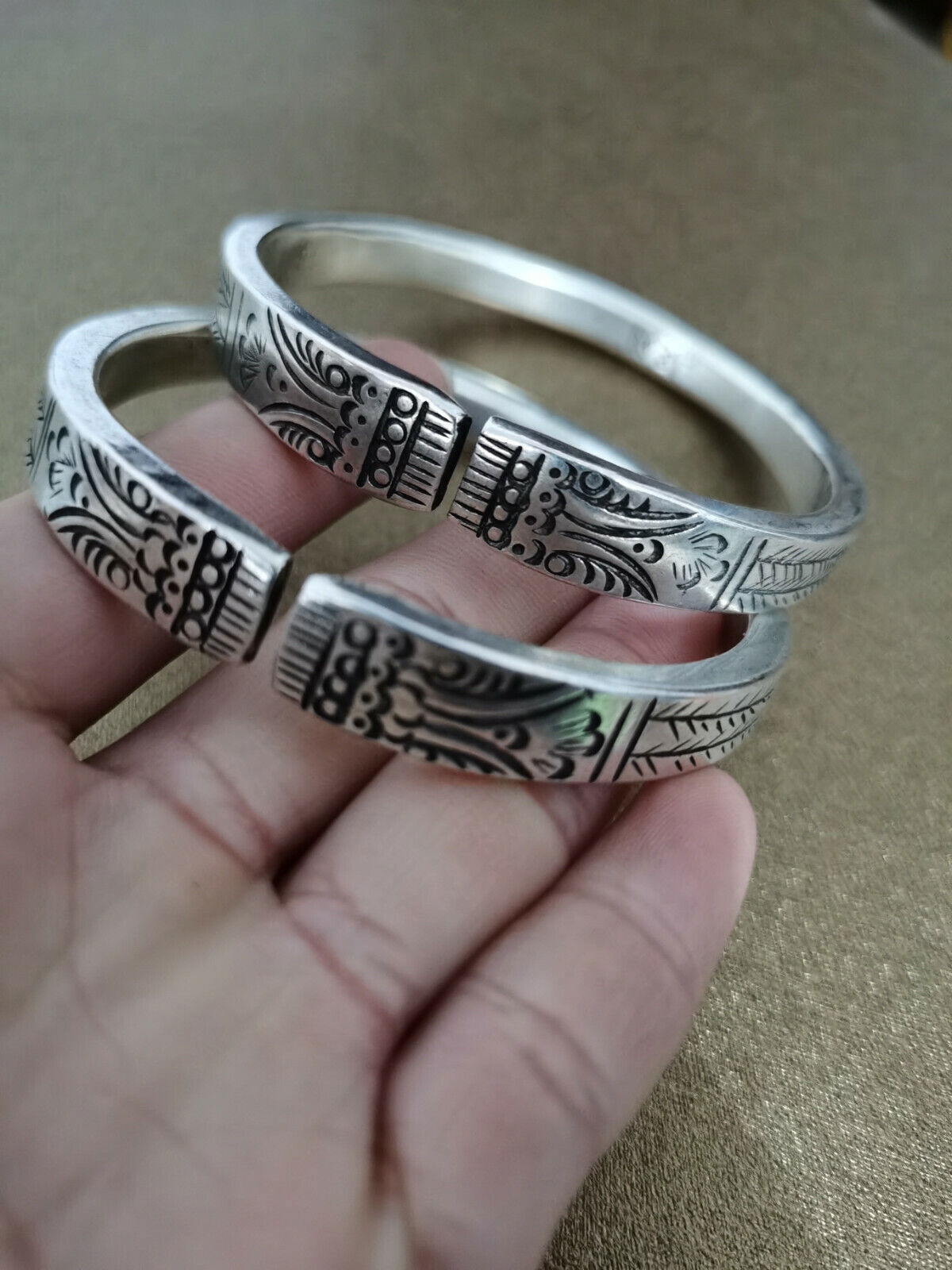China Old Tibet Silver Carved A pair of Silver Bracelets