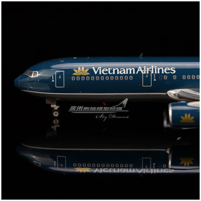 1:400 Phoenix Vietnam Airlines BOEING 767-300ER Passenger Plane Diecast Model