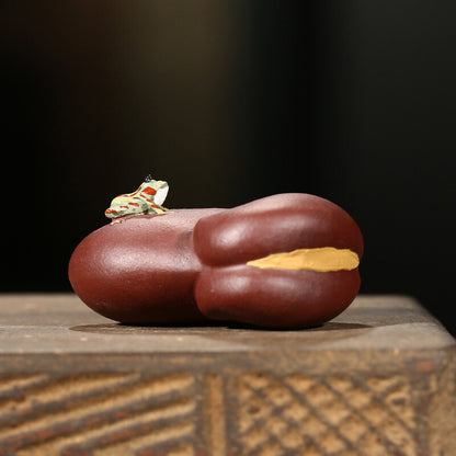 Funny Tea Pet Frog Statue On Horsebean Water Spray Tea Play Animal Zisha Clay