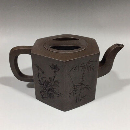 Chinese Yixing Zisha Clay Handmade Exquisite Teapot （牛盖紫砂壶 底款：铁画轩店）