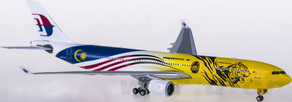 1:400 Phoenix Malaysia Airlines AIRBUS A330-300 Passenger Airplane Diecast Model
