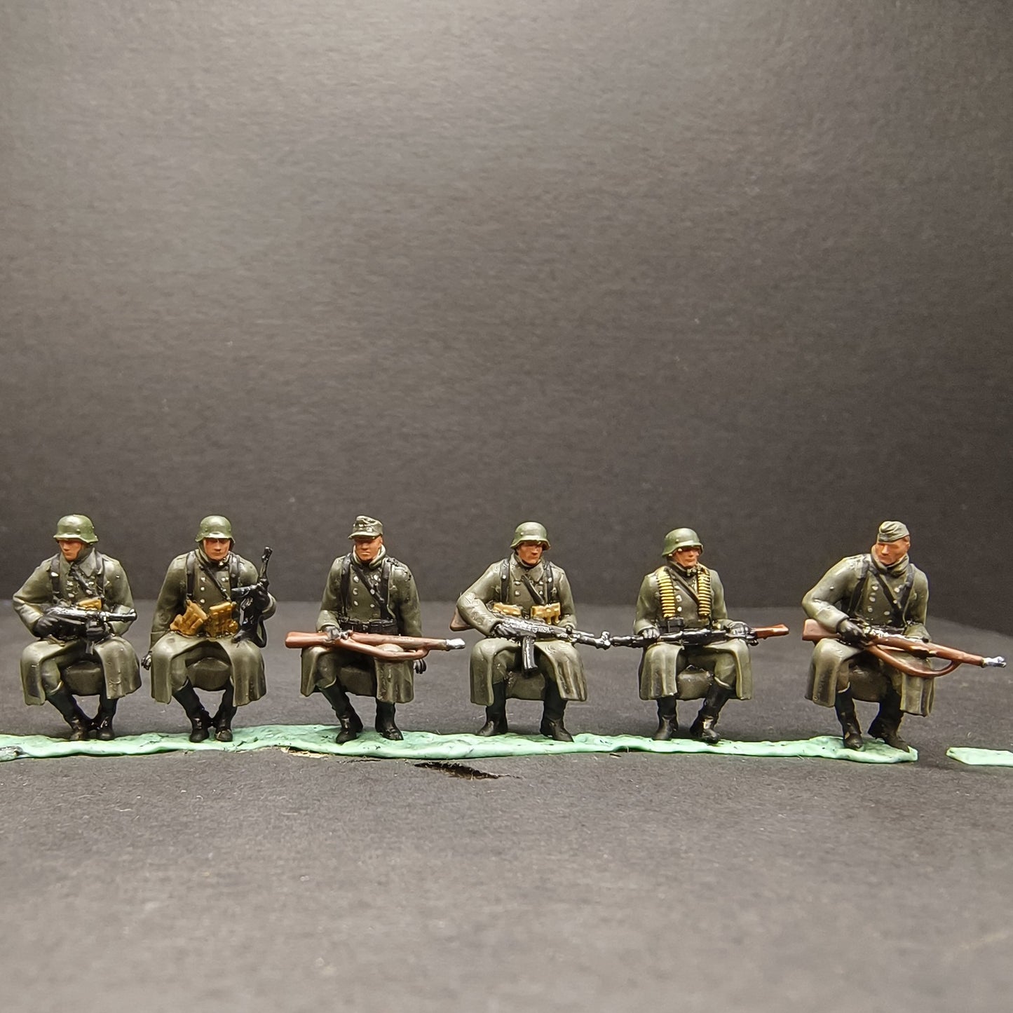 Homemade 1/72 WWII German Winter Tank Carrier Soldier Seated Model Finished