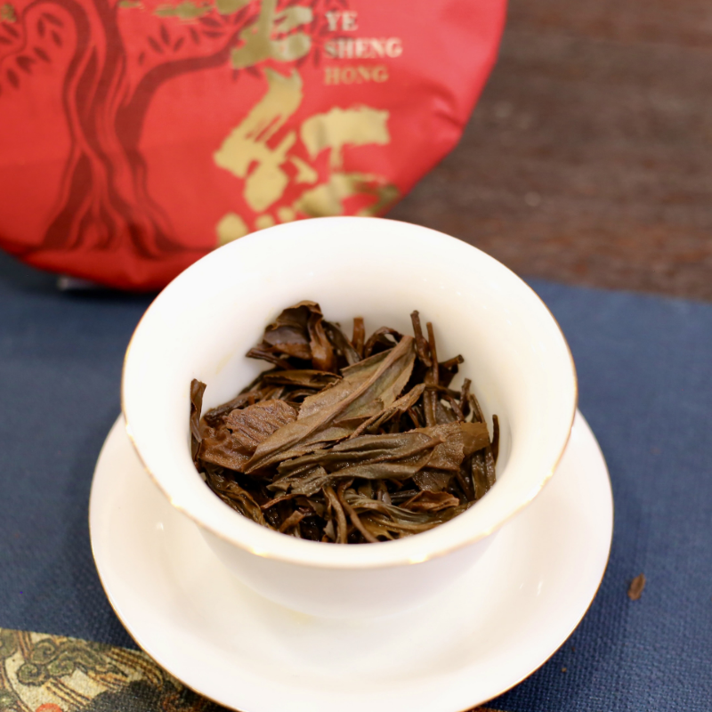 357G Yunnan Dian Hong Fengqing black tea wild ancient tree black tea cake tea