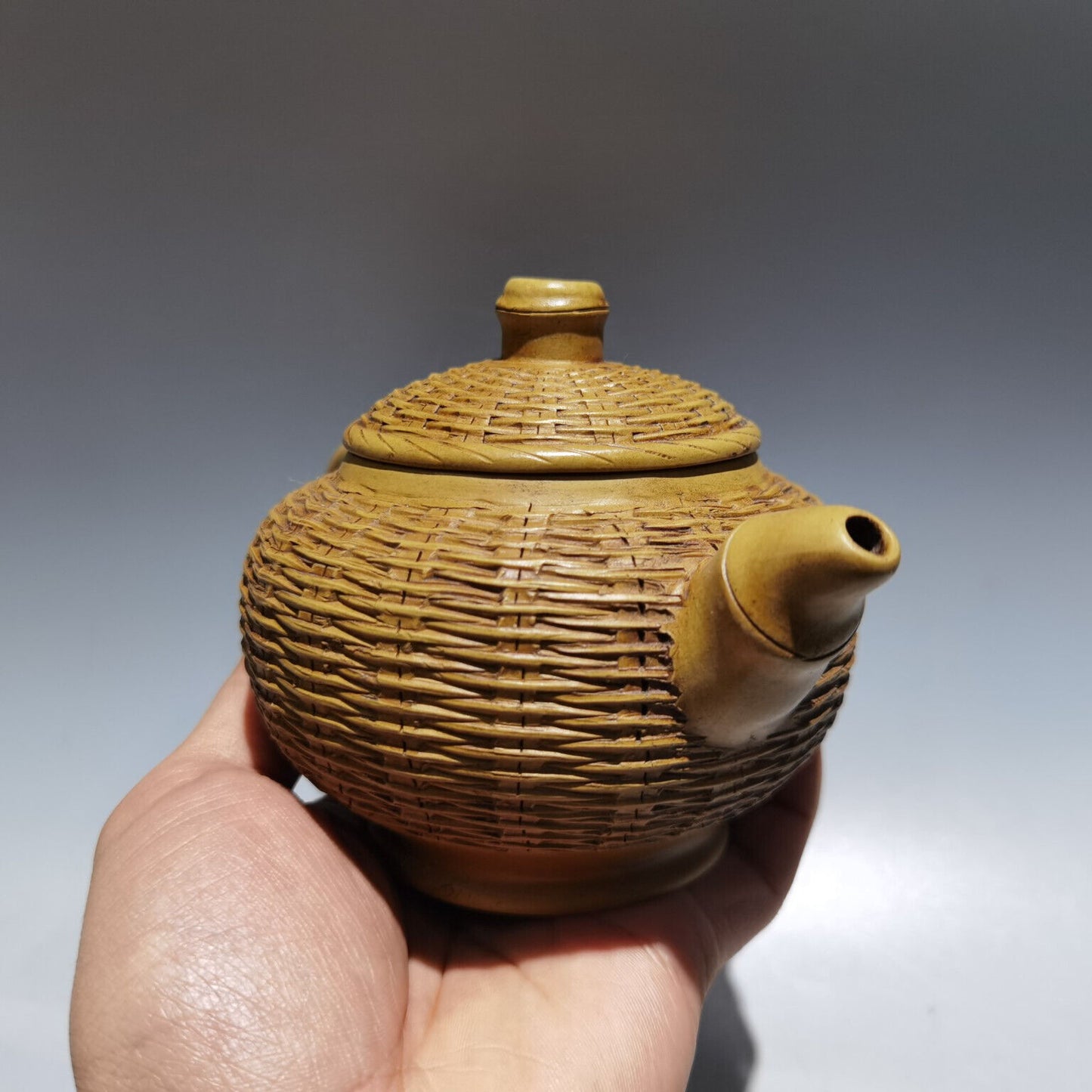 Chinese Yixing Zisha Clay Handmade Exquisite Teapot （竹编壶 底款：瑞新陶艺 )