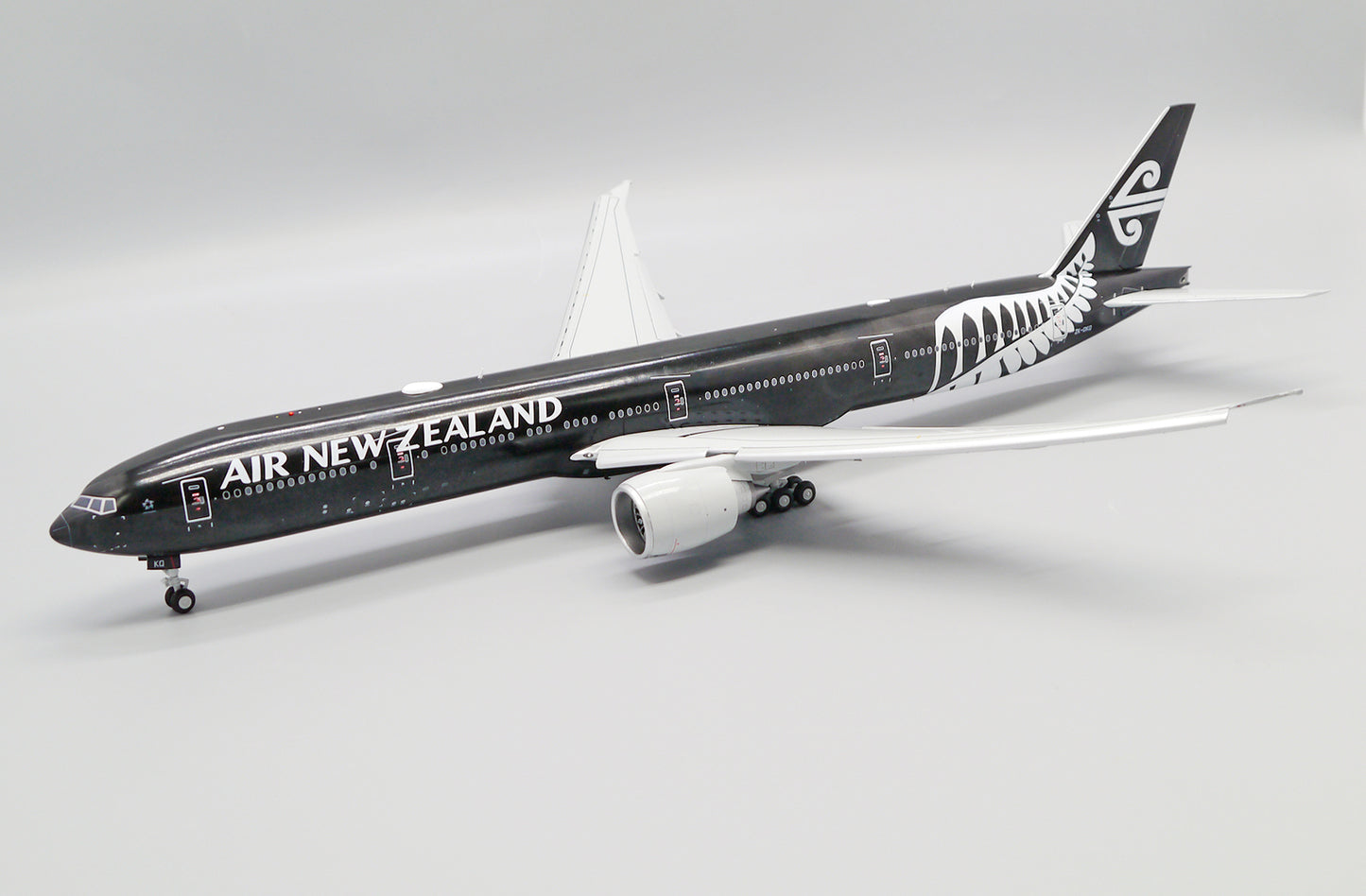 1:200 JC Wings Air New Zealand Boeing 777-300ER Passenger Airplane Diecast Model